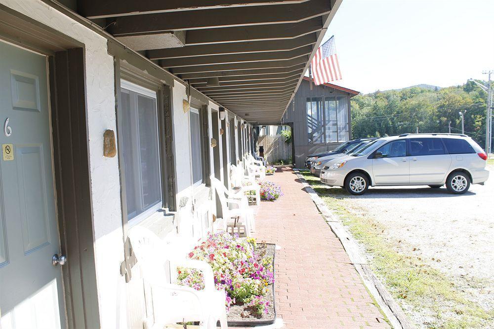 Happy Bear Motel Killington Exterior photo